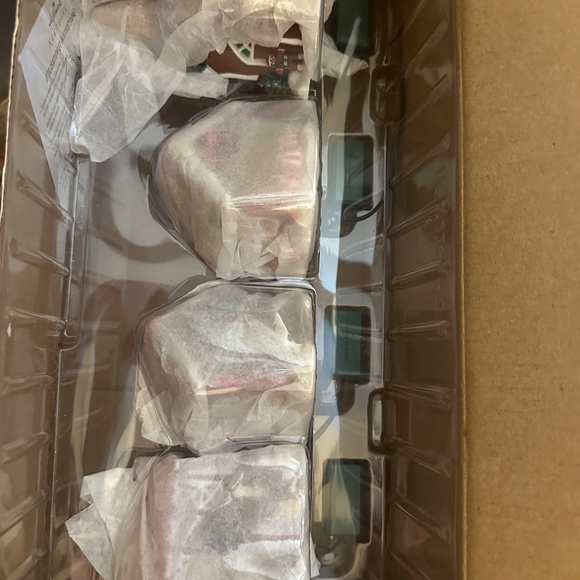 HALLMARK Keepsake 2018 GINGERBREAD VILLAGE Set Of 4 Houses CHRISTMAS ORNAMENTS - Picture 6 of 6